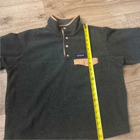 Patagonia Snap-T Fleece Pullover in Charcoal with Light Pink Trim - Picture 6 of 6